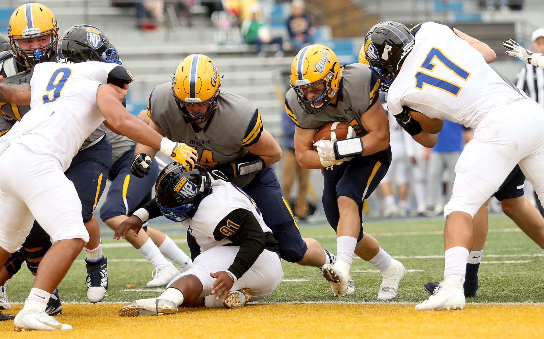 101919-mda-spt-augie-football-011